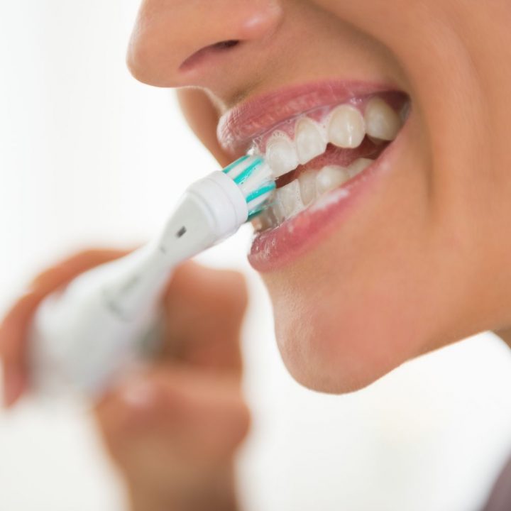Co to jest piaskowanie zębów i w czym może Ci pomóc?