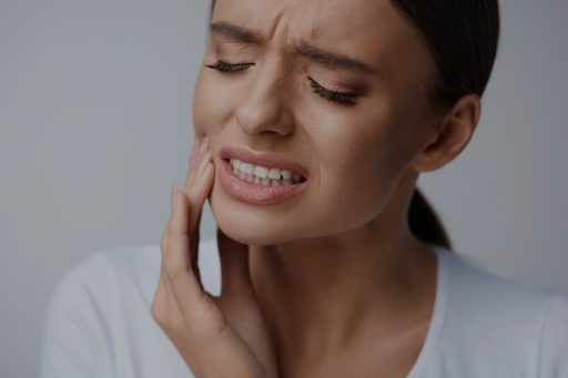 Nadwrażliwość zębów – skąd się bierze i jak można jej zaradzić?